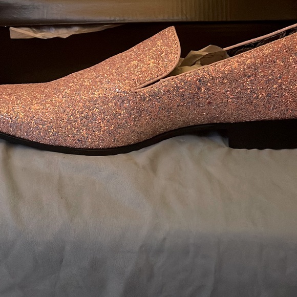 These are a size 12 formal men shoes. Never wore!Comes with a pink handkerchief.